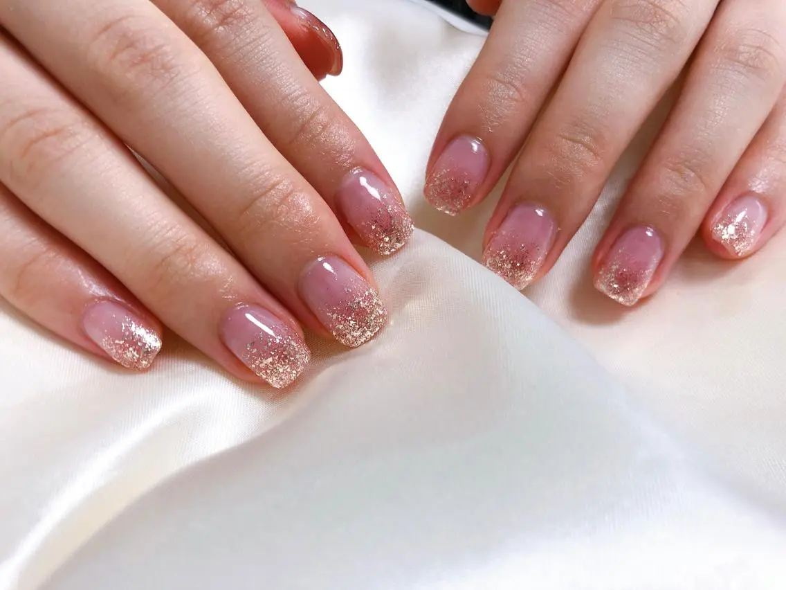 ネイル グラデーション キラキラネイル ラメ(グリッター) ラメグラデーション mogunail &blowのネイルデザイン