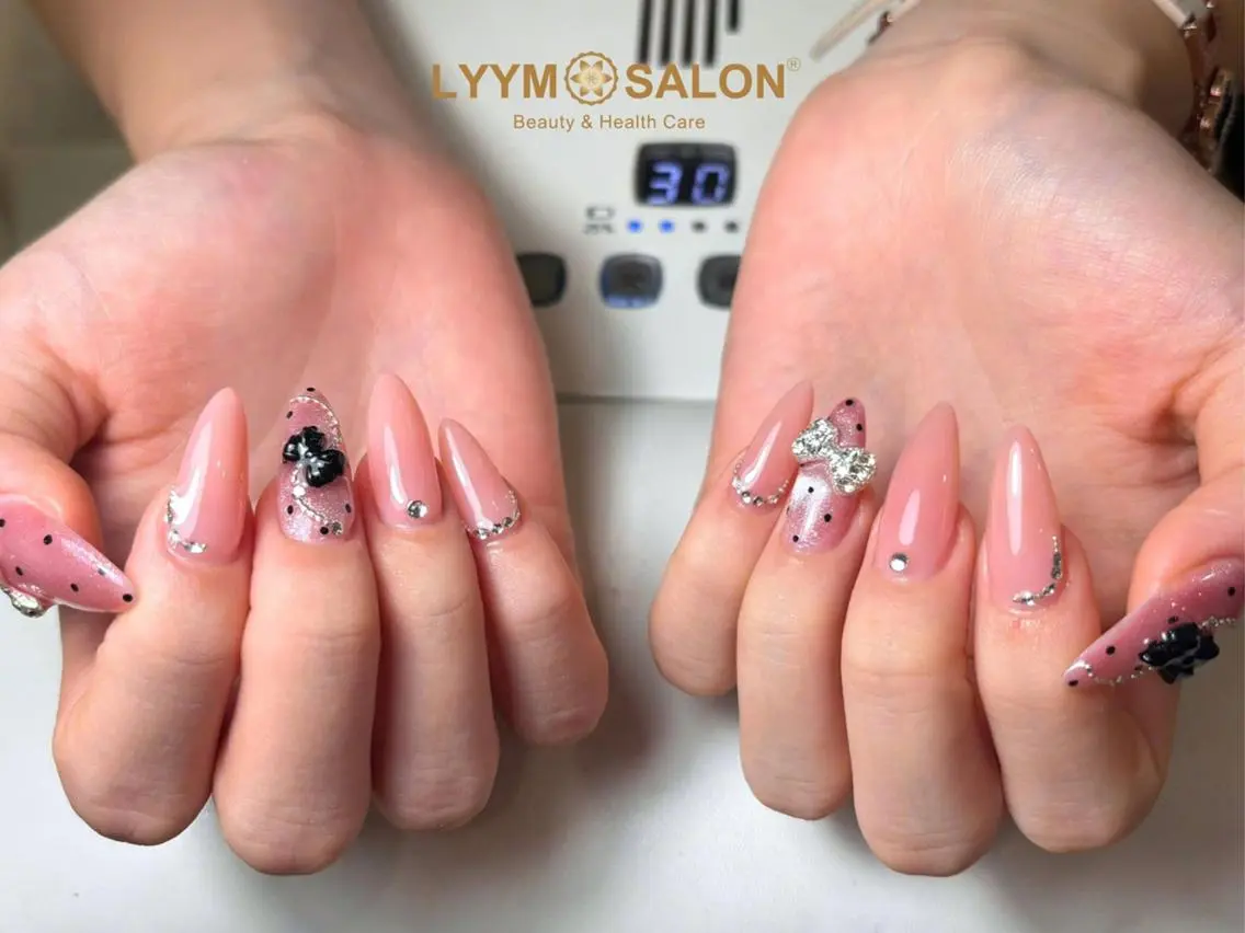 ネイル ドット ガーリー キラキラネイル ラメ(グリッター) ロングネイル ハンドネイル LYYM Salonのネイルデザイン