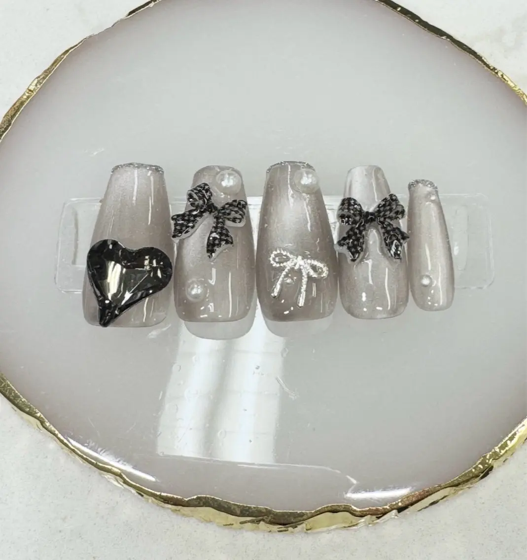 ネイル フレンチネイル ジェルネイル ガラスフレンチ マグネットネイル パラジェル Queeens nailのネイルデザイン