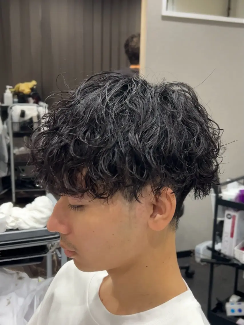 ミディアム パーマ メンズ ミディアムパーマ メンズパーマ 波巻きパーマ 福井 太暉のヘアスタイル