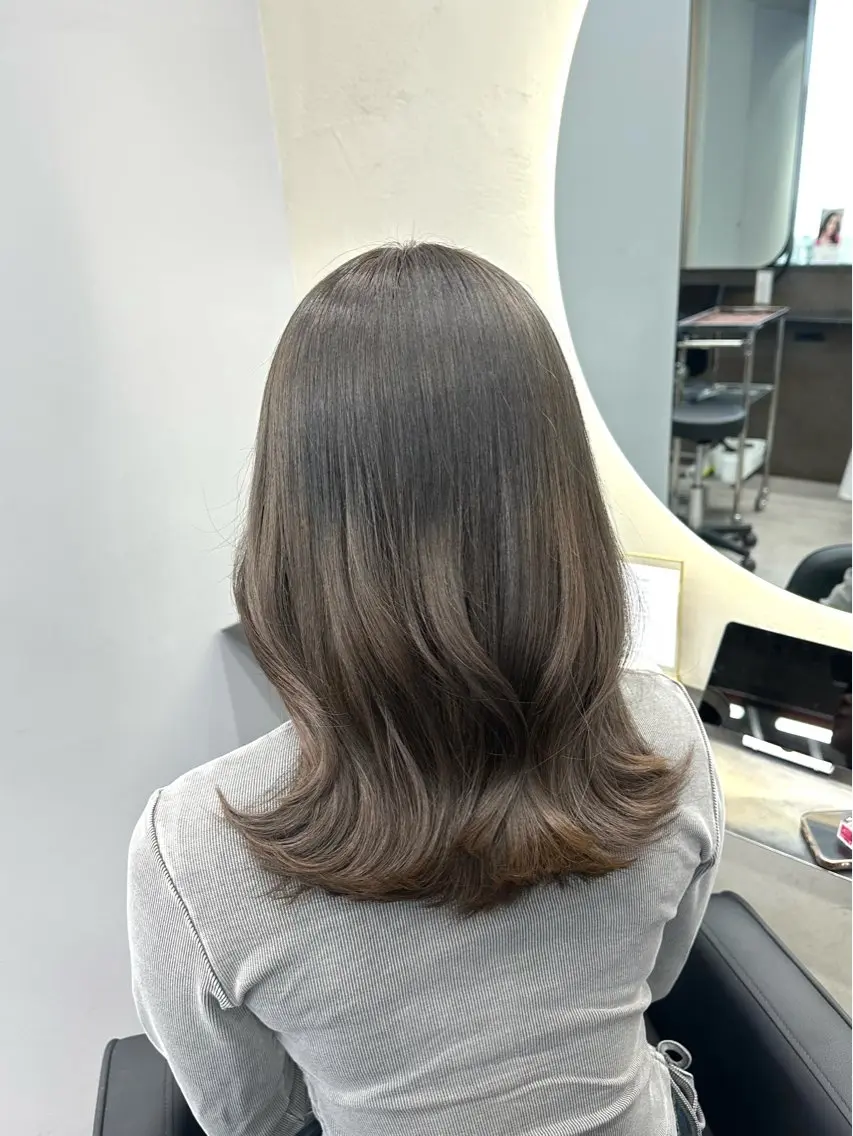 ミディアム カラー ヘアアレンジ ブリーチ 透明感カラー ダークグレー ダークグレージュ グレージュ ヘアカラー トリートメント 新宿⌇韓国風ヘア ⌇透明感カラーのヘアスタイル