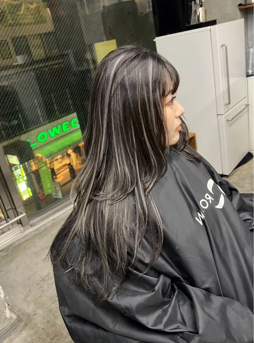 ロング カラー ダークグレー ダークグレージュ グレージュ ハイライトカラー ハイライト ヘアカラー トリートメント 指名数No.1 /NAOYAのヘアスタイル