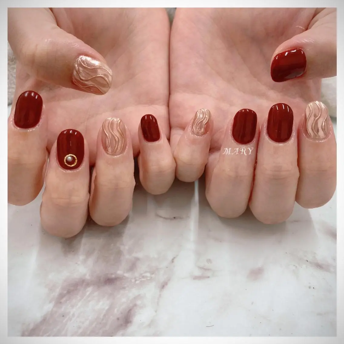 ネイル アートネイル ボルドー ゴールド ミラーネイル ニュアンスネイル ハンドネイル Mary nail .narumiのネイルデザイン