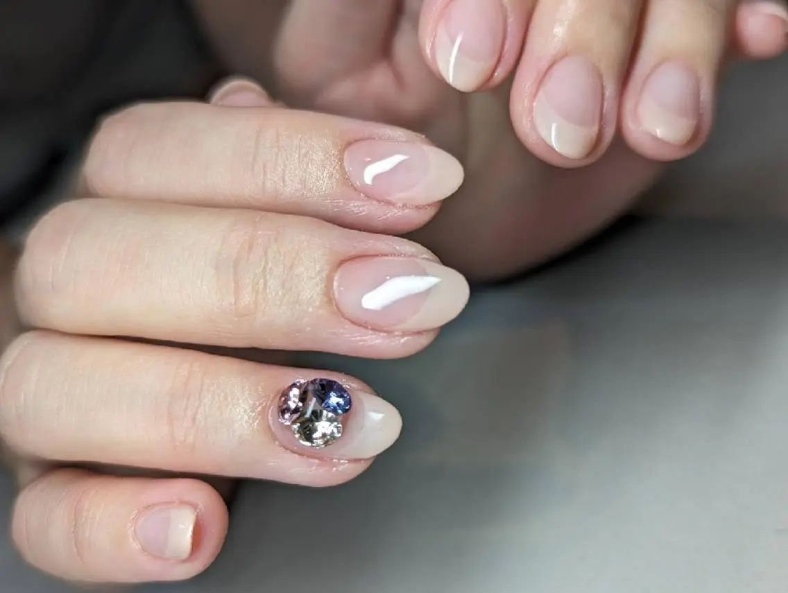 ネイル フレンチネイル ストーンネイル Nailsalon BEeR。のネイルデザイン