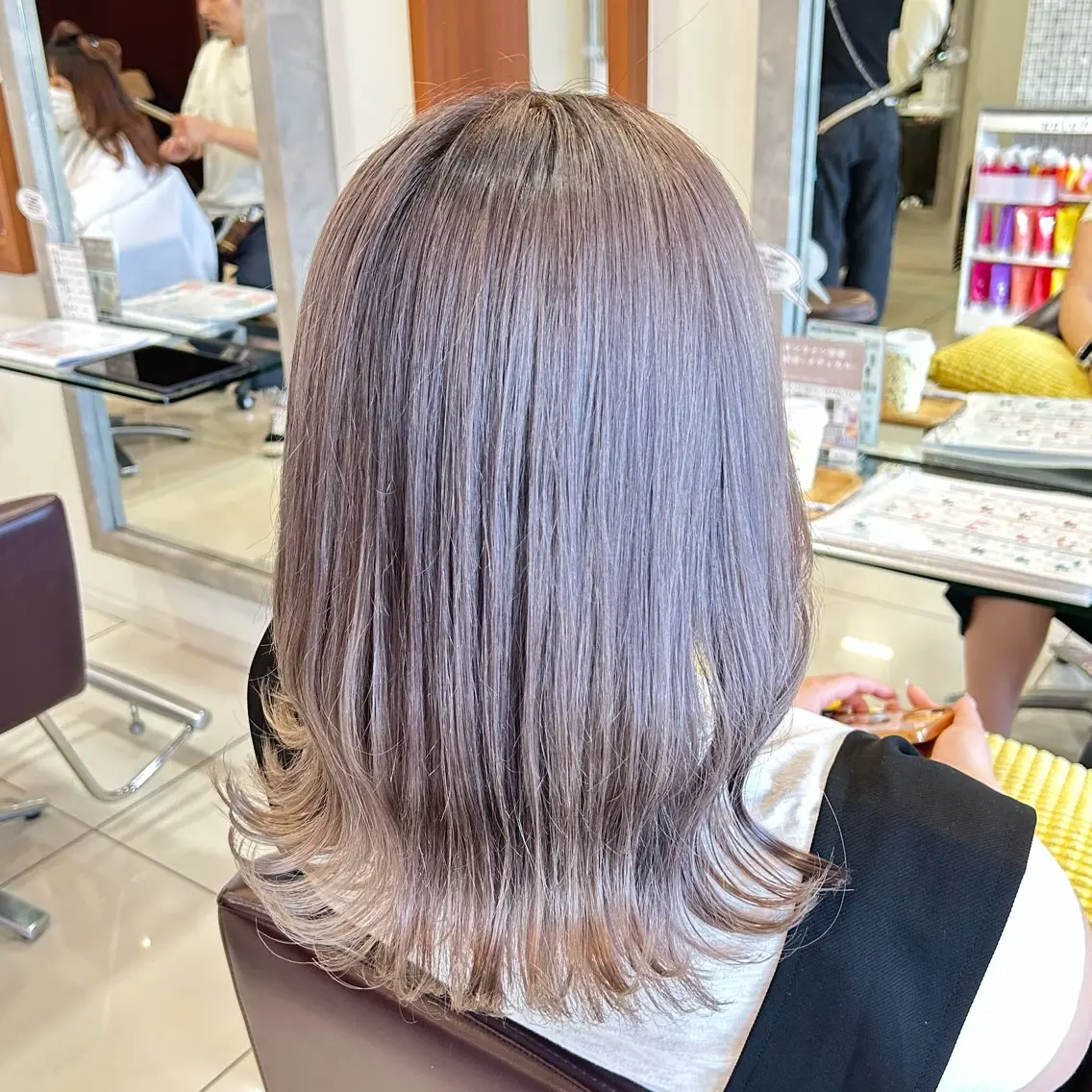 ミディアム カラー ブリーチ ハイトーンカラー シルバー ホワイトシルバー ヘアカラー トップスタイリスト 林すずかのヘアスタイル