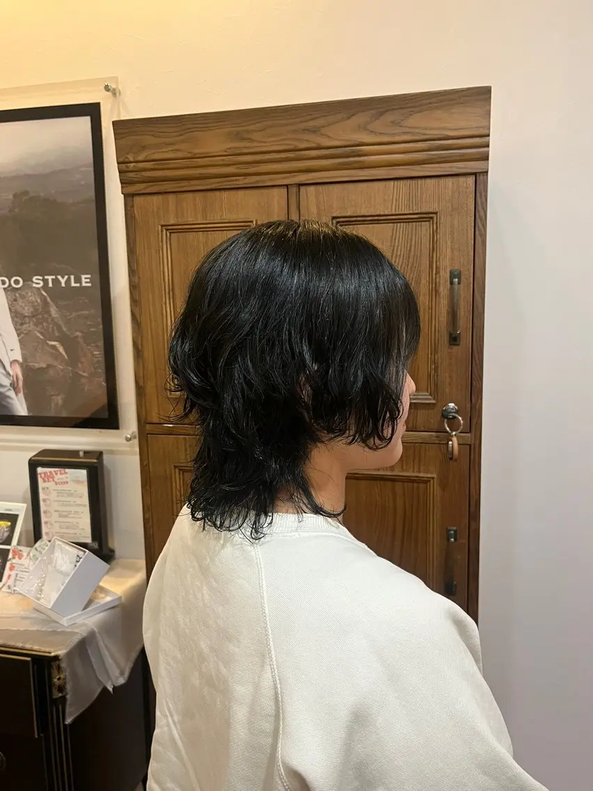 ミディアム カラー ミディアムパーマ 黒髪 ブルーカラー ブルーブラック ウルフカット 田中 こころのヘアスタイル