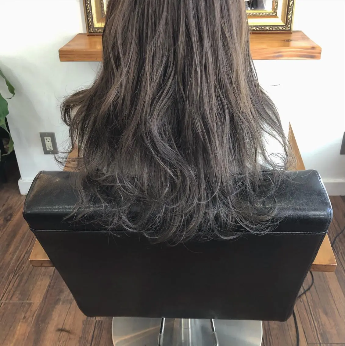 ロング カラー ダークグレー ダークグレージュ グレージュ ロング カット ヘアカラー 縮毛矯正 トリートメント 江原 彩華のヘアスタイル