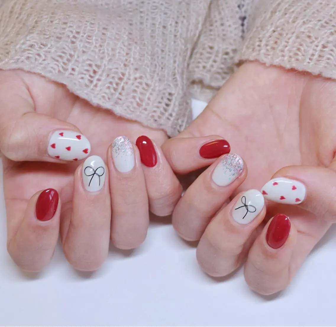ネイル ハート ニュアンスネイル 赤色 リボン ホワイト ハンドネイル Baku Nailsのネイルデザイン