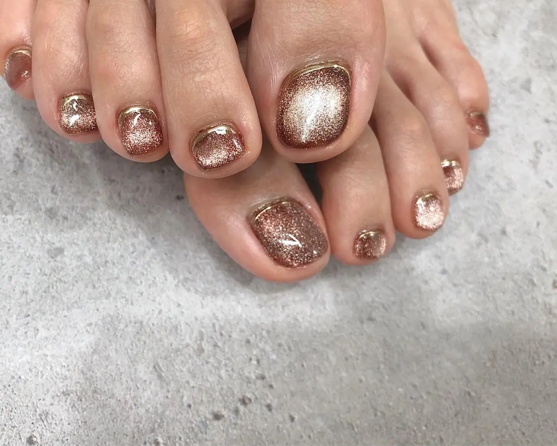 ネイル フットネイル ゴールド キラキラネイル マグネットネイル ミラーネイル フットネイル saki_ nail heronのネイルデザイン