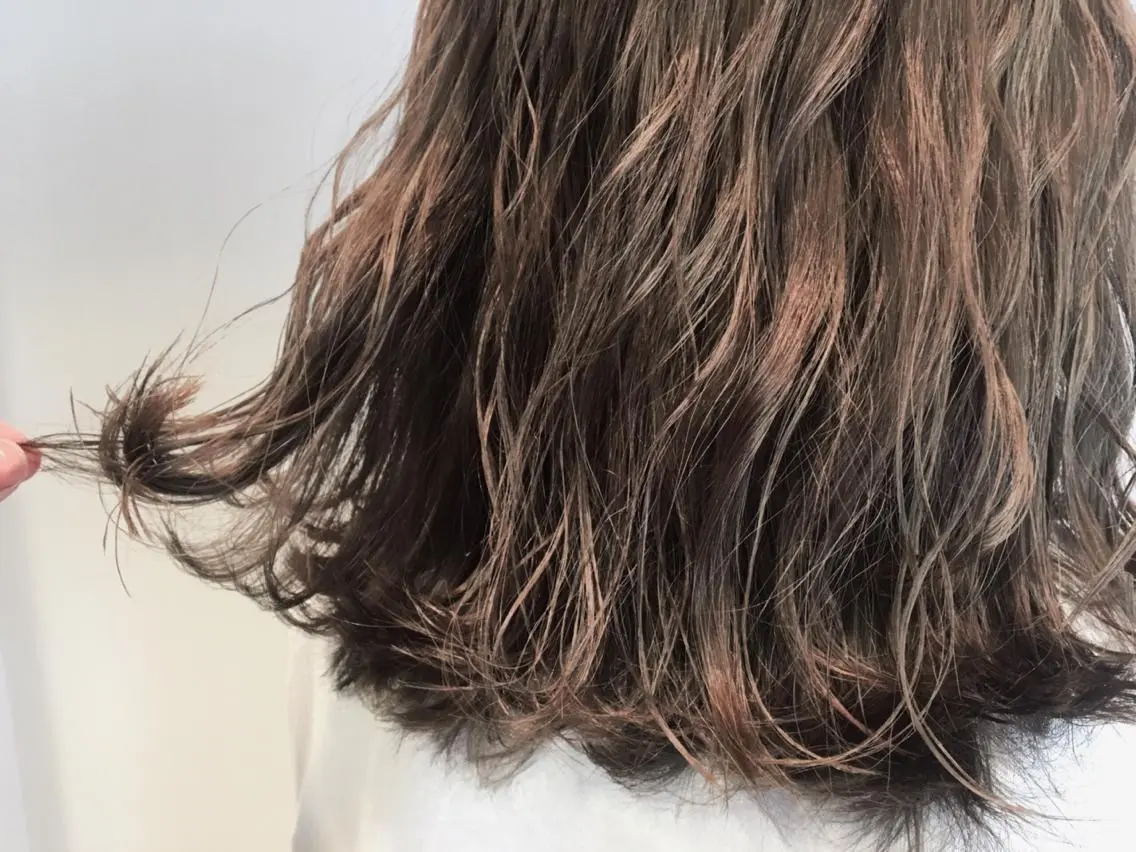 ミディアム カラー パーマ ヘアアレンジ アッシュ ハイライトカラー ピンクカラー ピンクアッシュ ハイライト 【mokuオーナー】 ちはるのヘアスタイル