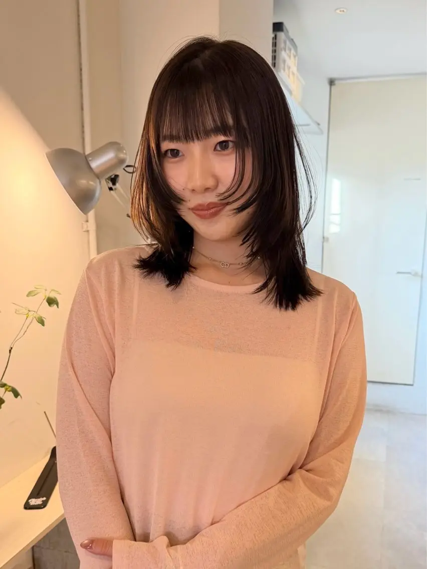 ミディアム カラー 黒髪 ブリーチ ダブルカラー ブリーチなしカラー レッドカラー カット ヘアカラー トリートメント MIU/ルーツカラー 顔まわりレイヤーのヘアスタイル