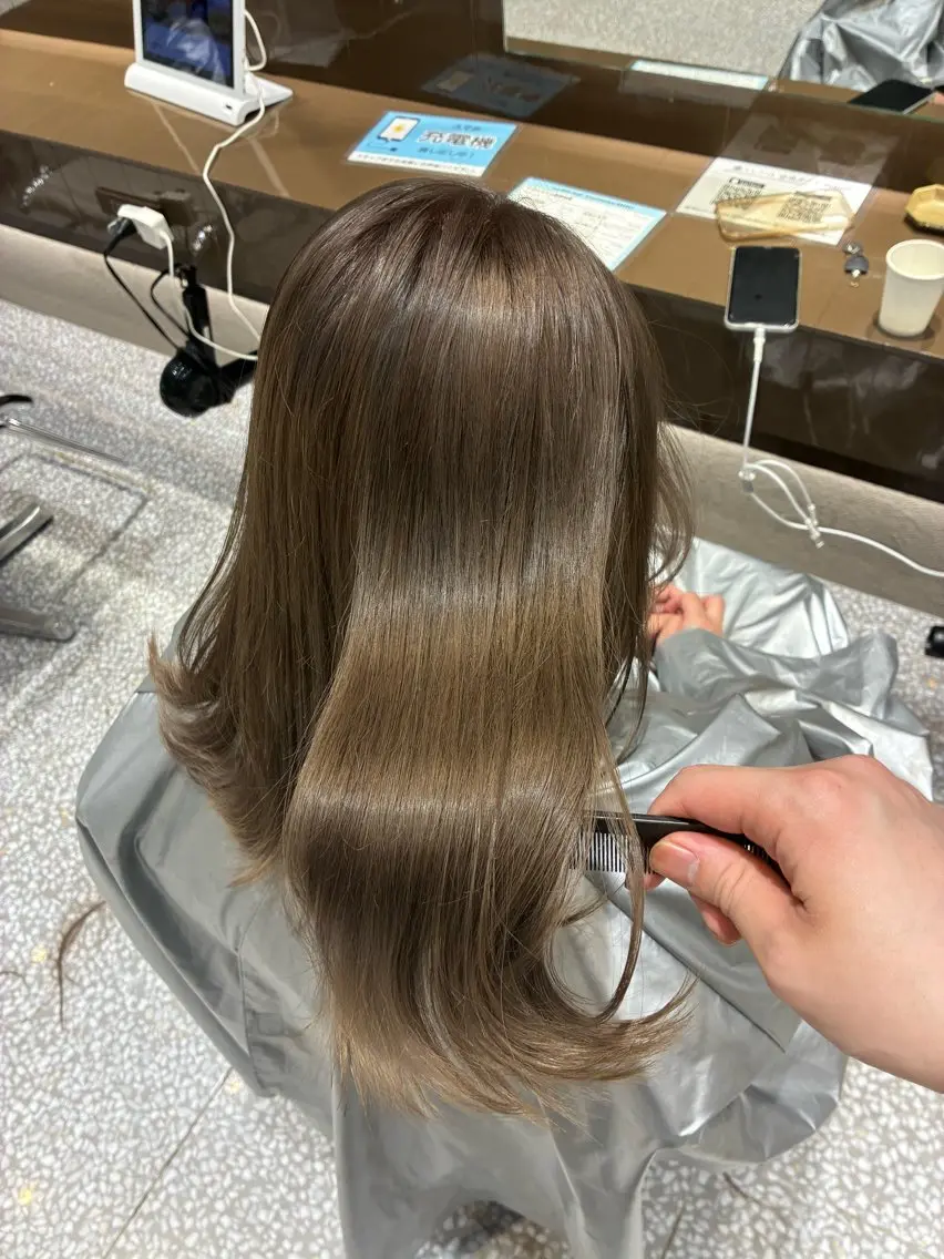 セミロング カラー カット ヘアカラー トリートメント カラーブリーチ特化 石原勇希のヘアスタイル