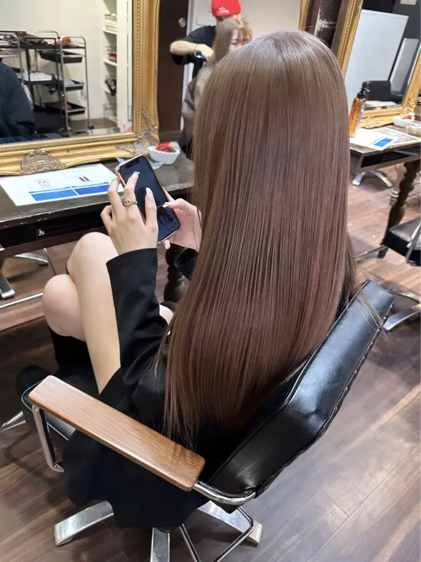 ロング カラー ヘアアレンジ ベージュカラー ブリーチ イヤリングカラー ハイトーンカラー ミルクティーベージュ ヘアカラー トリートメント 髪質改善/レイヤー 縮毛矯正/ケラチン耀のヘアスタイル
