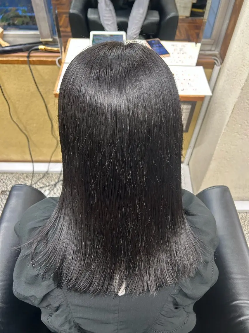 セミロング カラー 黒髪 髙橋 莉菜のヘアスタイル