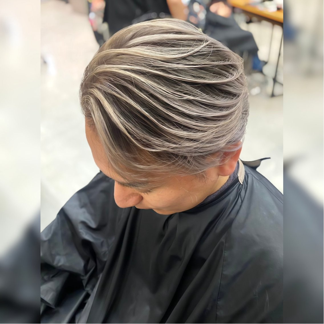 ミディアム カラー メンズ ミディアムパーマ メンズバレイヤージュ メンズハイライト メンズパーマ バレイヤージュ カット ヘアカラー トリートメント メンズショート/ センターパート/片山のヘアスタイル