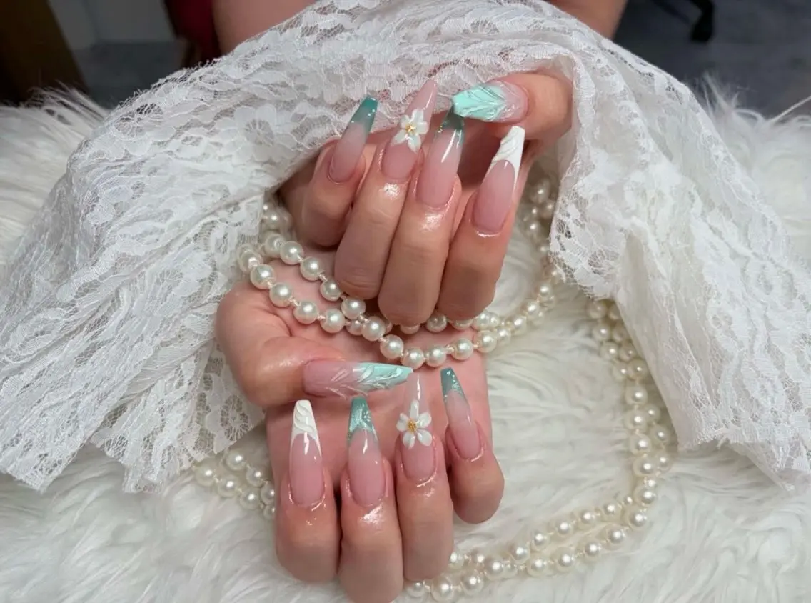 ネイル アートネイル ボルドー フレンチネイル ジェルネイル 氷ネイル・うるうるネイル ハンドネイル Julie NailSalonのネイルデザイン