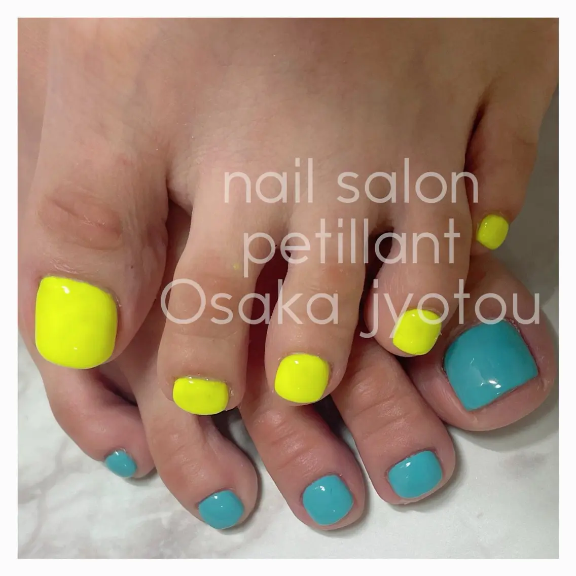 ネイル アートネイル ブルー フットネイル ワンカラーネイル 黄色 nail salon petillantのネイルデザイン
