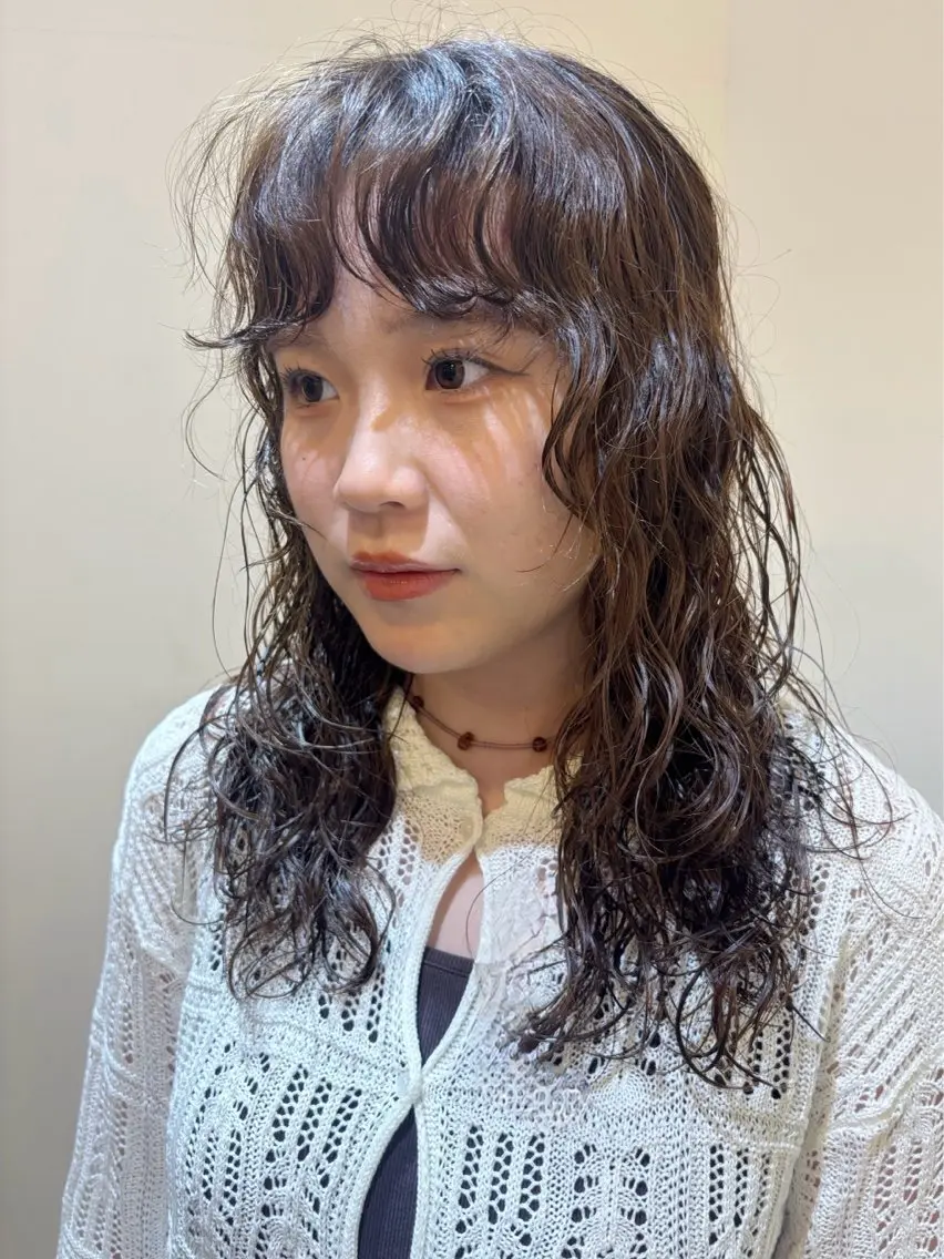 パーマ 万殿 芽以のヘアスタイル