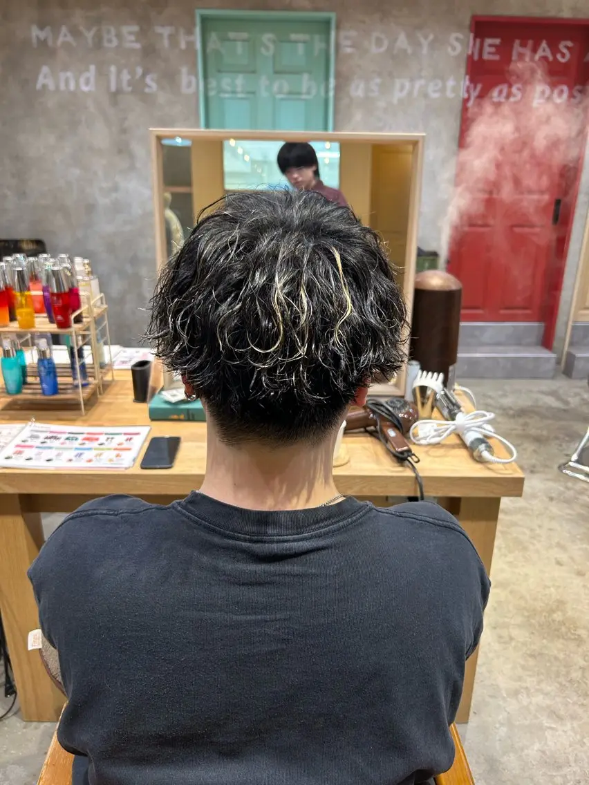 ショート カラー パーマ メンズ 新谷 虎太郎のヘアスタイル