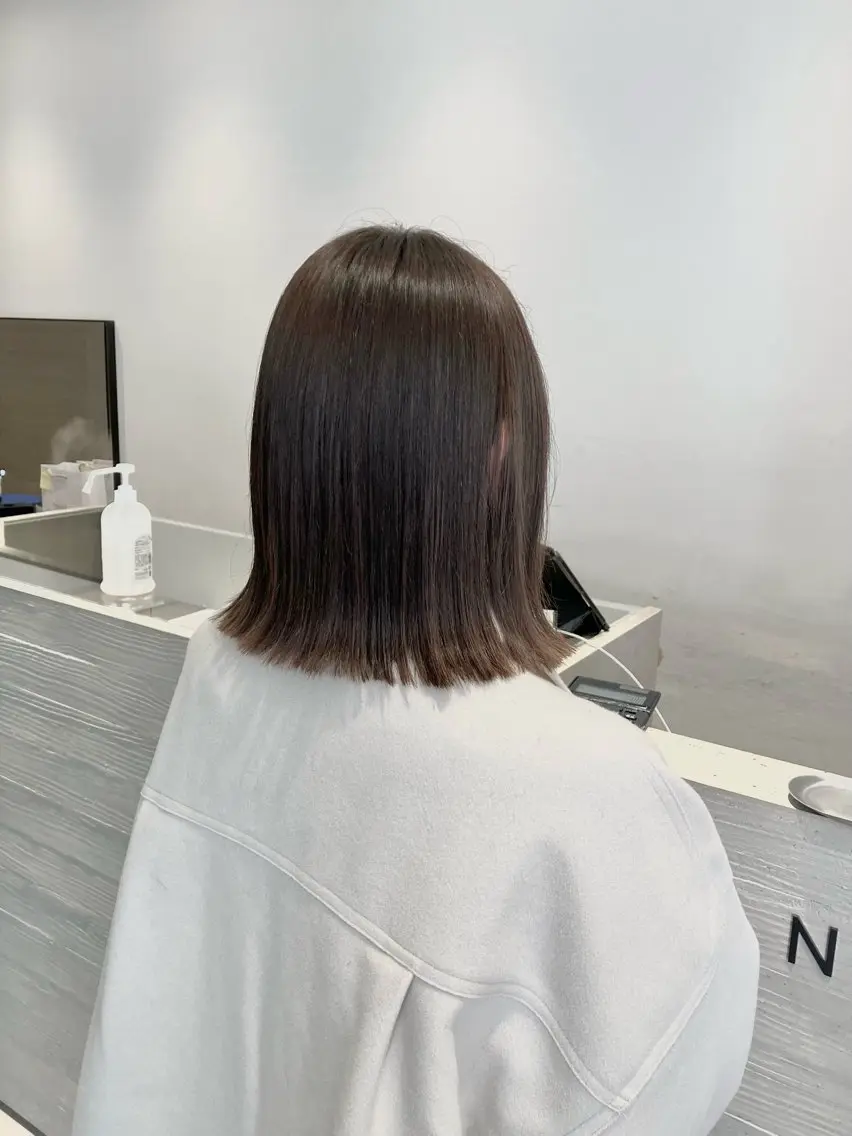 ミディアム ボブ 外ハネヘア サキ🤍ハイトーン 🪩レイヤーカットのヘアスタイル