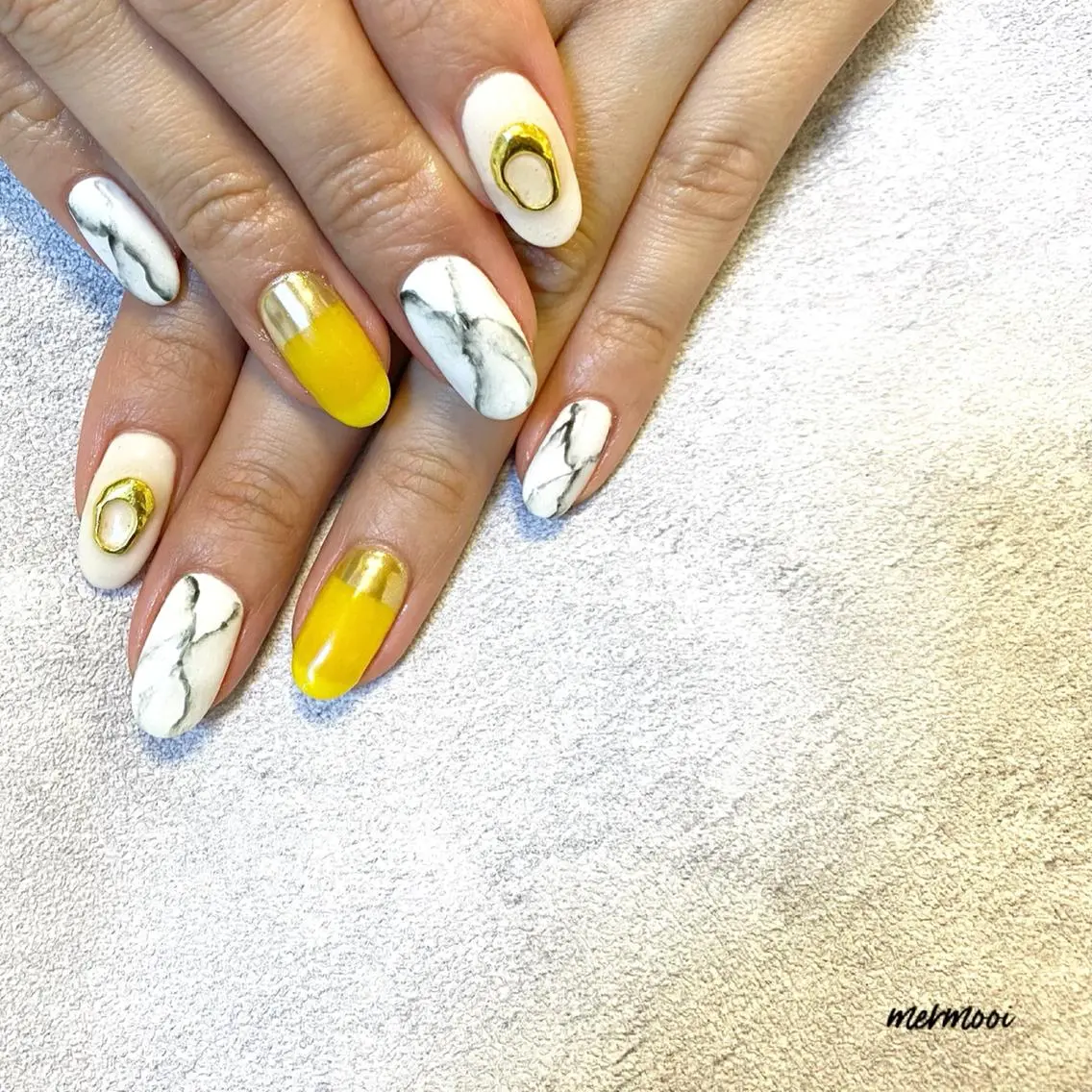 ネイル 大理石ネイル(マーブル) ミラーネイル ニュアンスネイル 黄色 mermooi nailのネイルデザイン