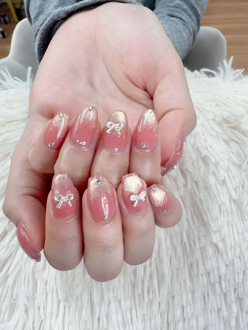 ネイル チークネイル フレンチネイル グラデーション キラキラネイル ラメ(グリッター) ハンドネイル ハンドケア Hara Nail 【持ち込みOK】のネイルデザイン