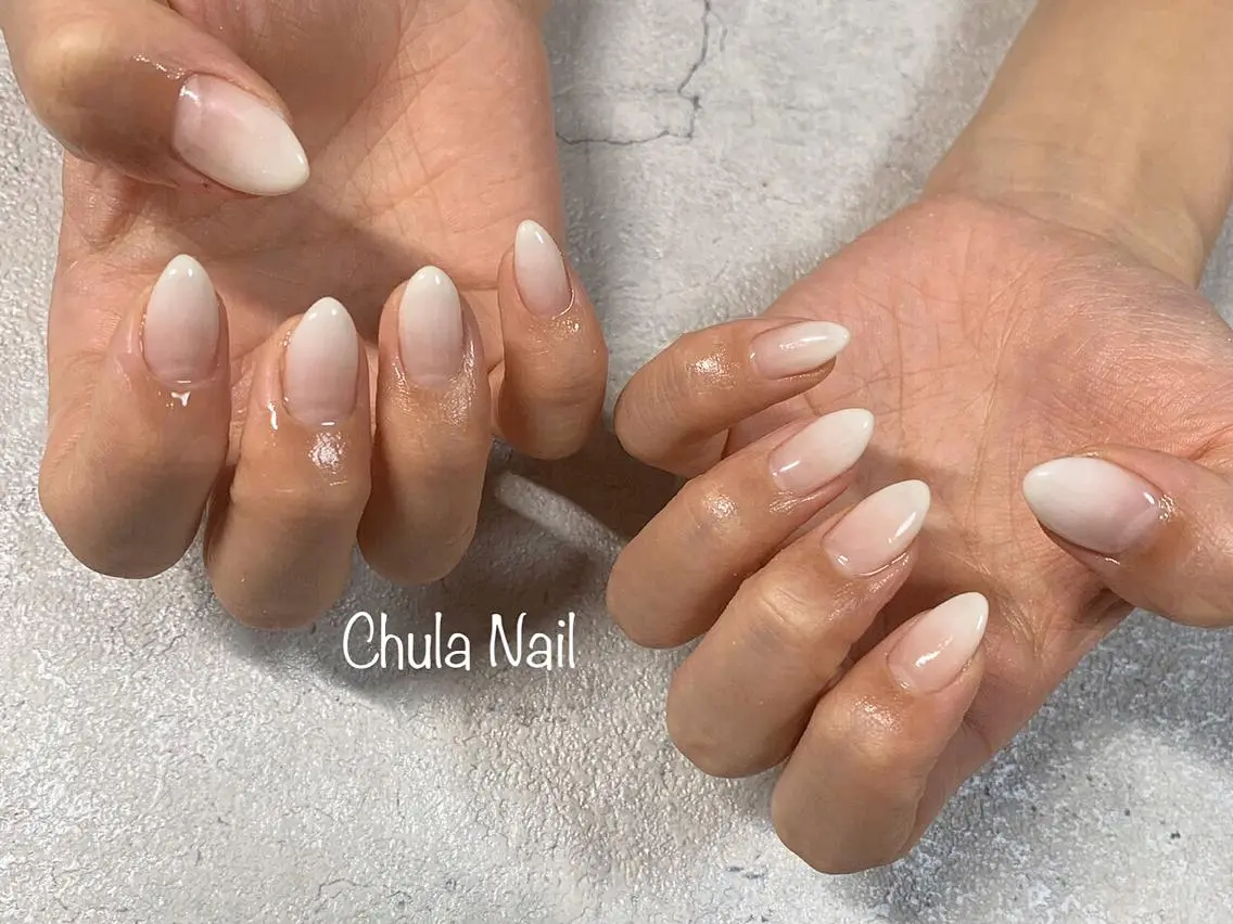 ネイル グラデーション ホワイト ハンドネイル ëmma nail_ by chulaのネイルデザイン