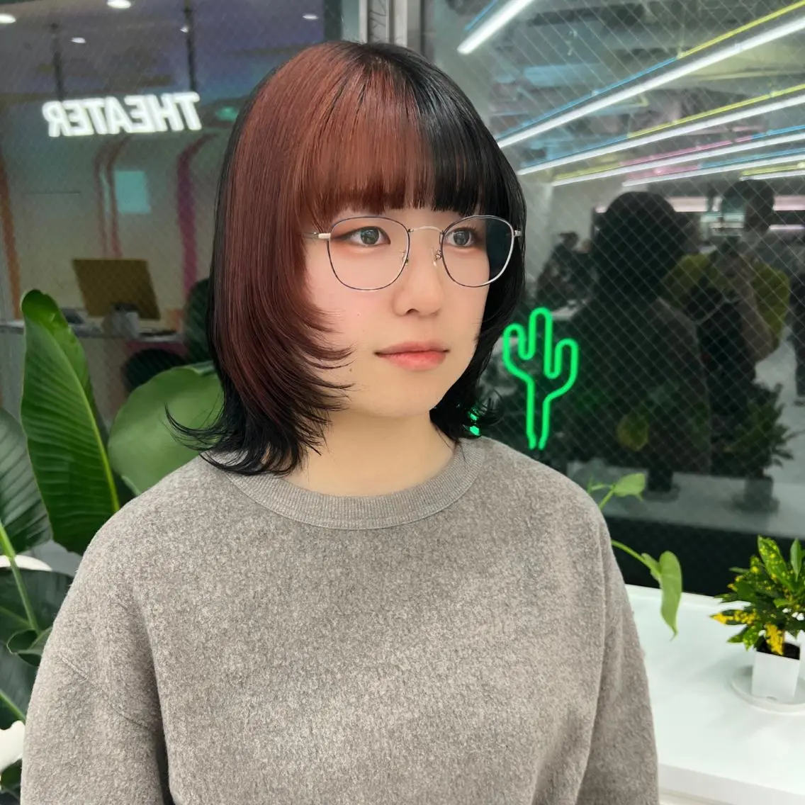 ミディアム カラー パーマ ヘアアレンジ メンズ キッズ ネイル マツエク・マツパ アイブロウ メンズウルフカット 黒髪 デザインカラー オレンジ 眉カラー KANAMI 🌏のヘアスタイル