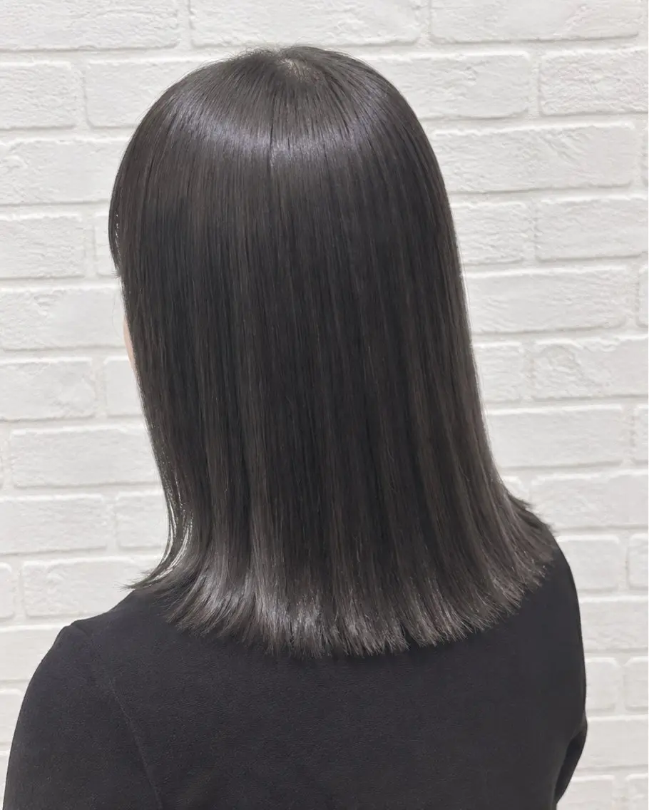 セミロング カラー オリーブグレー ヘアカラー 新開 羽音のヘアスタイル