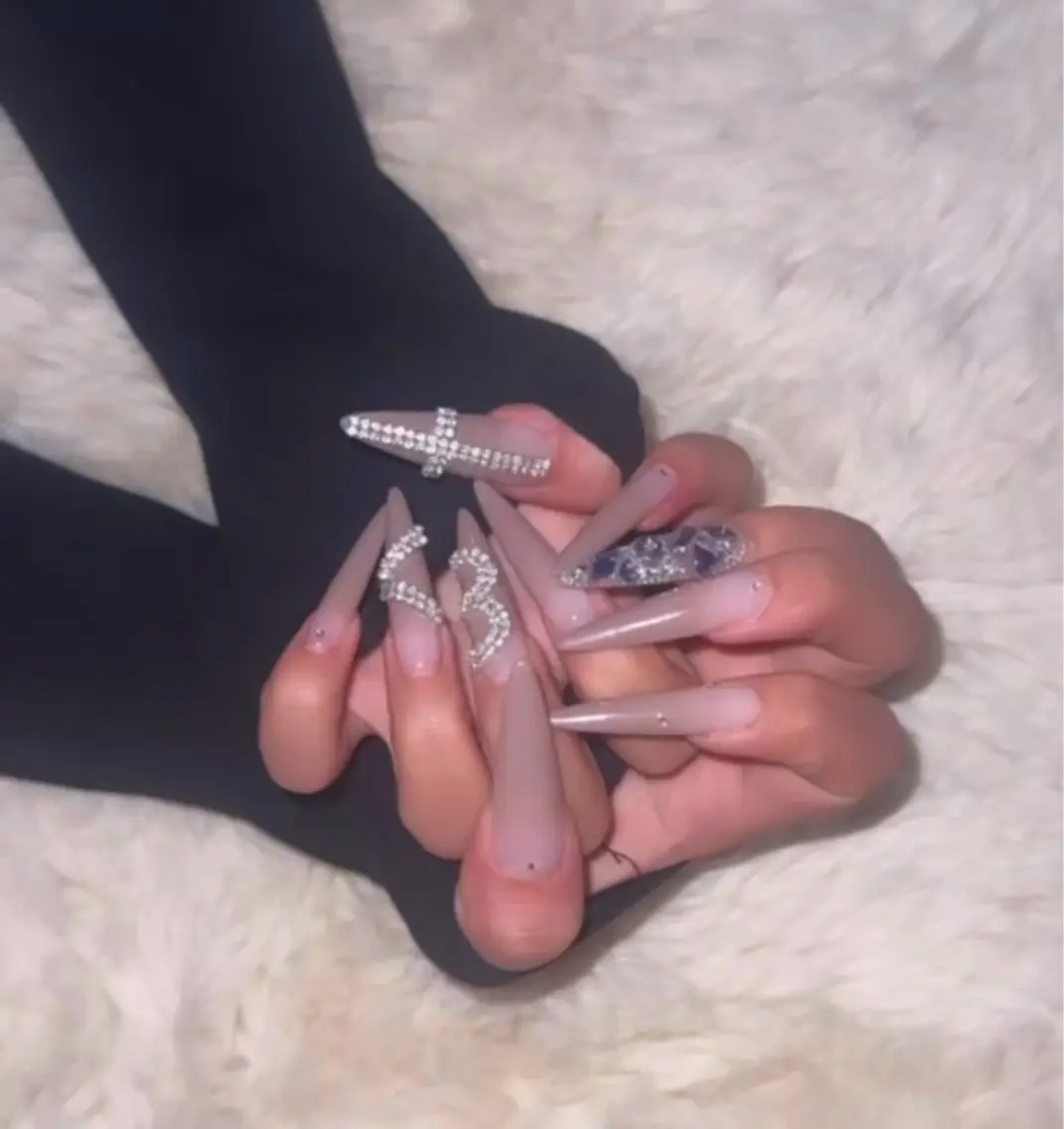 ネイル ロングネイル [ Lily ] 𝐻𝑖𝑚𝑎のネイルデザイン