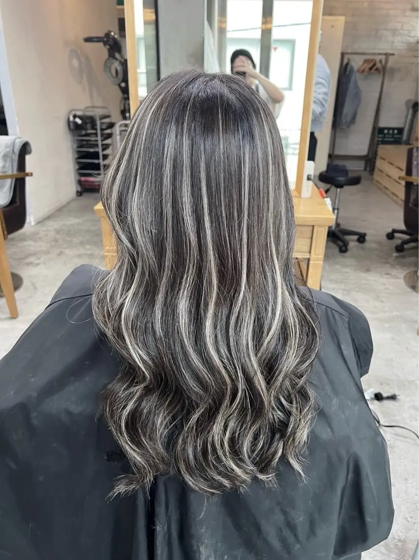 セミロング カラー ダークグレー ダークグレージュ グレージュ ハイライトカラー ハイライト ヘアカラー トリートメント 指名数No.1 /NAOYAのヘアスタイル