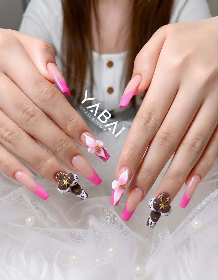 ネイル ブラウン フラワーネイル フレンチネイル ゴールド ロングネイル YABAI NailStudioのネイルデザイン