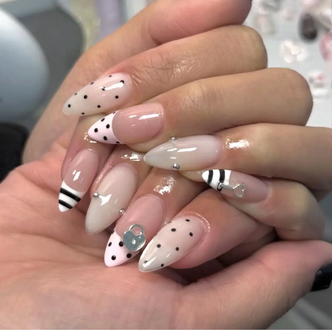 ネイル アートネイル フレンチネイル ジェルネイル マグネットネイル 持ち込み ハンドネイル Ribbonnail salonのネイルデザイン