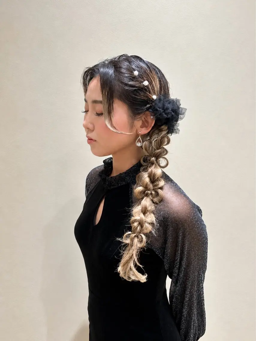 ロング ヘアアレンジ ヘアセット miwa♡暖色カラー 盛れる顔周り.ヘアメのヘアスタイル