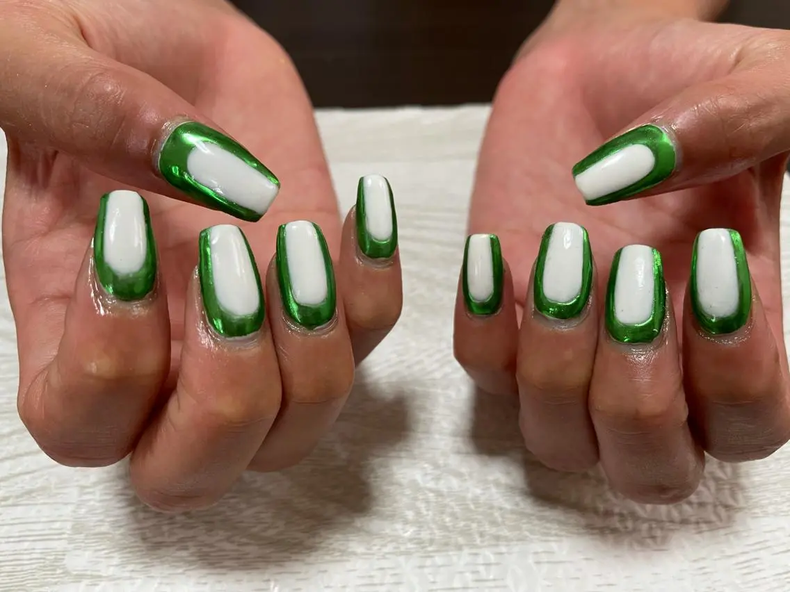ネイル グリーン ミラーネイル スクエアネイル ホワイト ハンドネイル Ulu  Nail 🌱MOMOKAのネイルデザイン