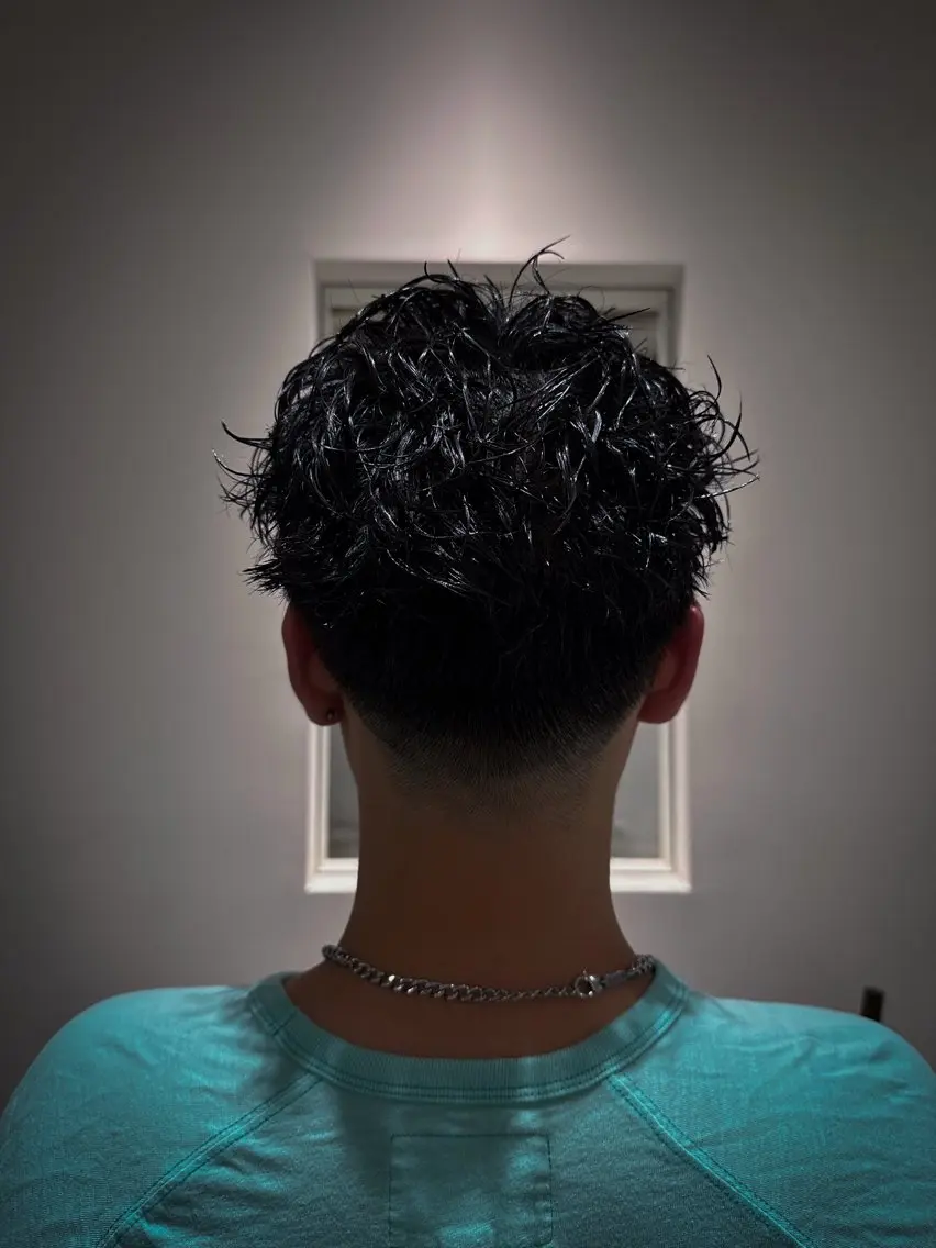 ショート パーマ メンズ フェードカット メンズパーマ メンズツイストパーマ ツイストパーマ カット パーマ 松岡 陸弥のヘアスタイル
