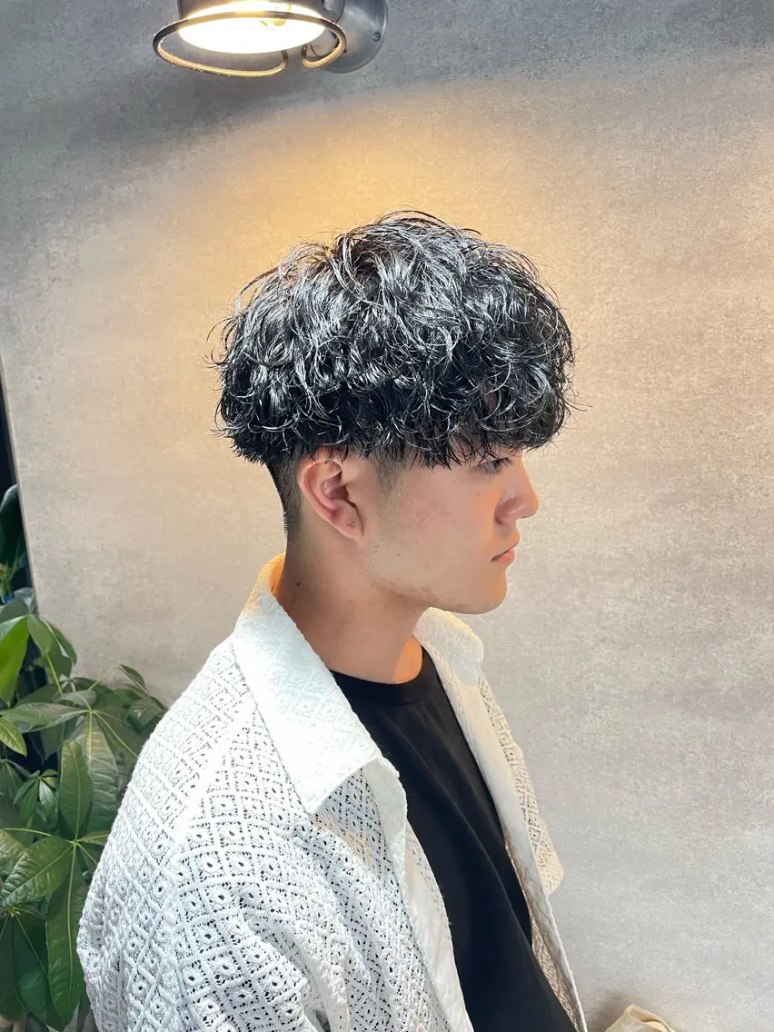 ショート カラー パーマ ヘアアレンジ メンズ メンズブリーチ センターパート メンズハイライト メンズハイトーン マッシュウルフ スパイキー/フェザー /波巻き/かいとのヘアスタイル