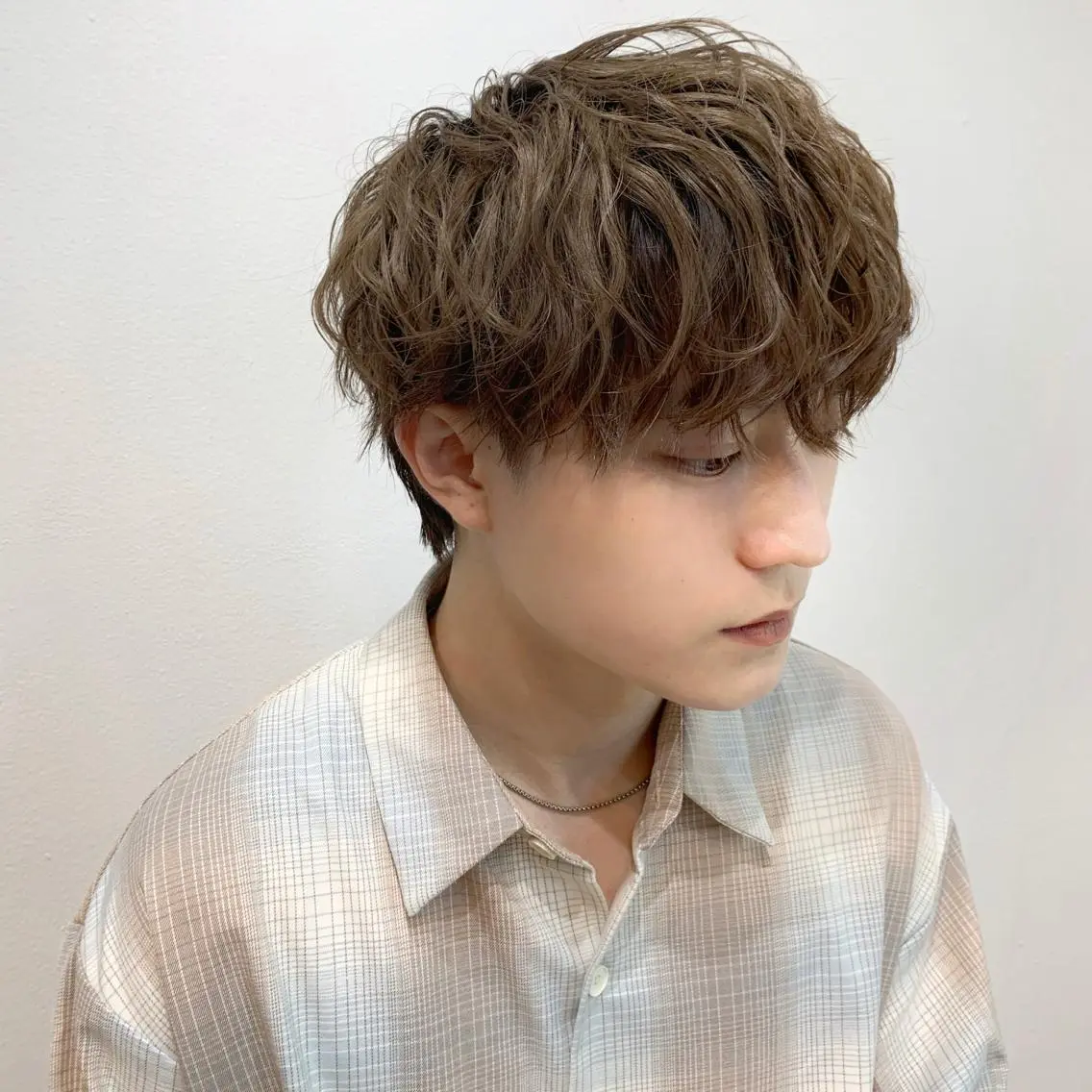 ショート カラー パーマ メンズ メンズブリーチ センターパート フェードカット メンズハイライト メンズハイトーン メンズStylist 山根慧のヘアスタイル