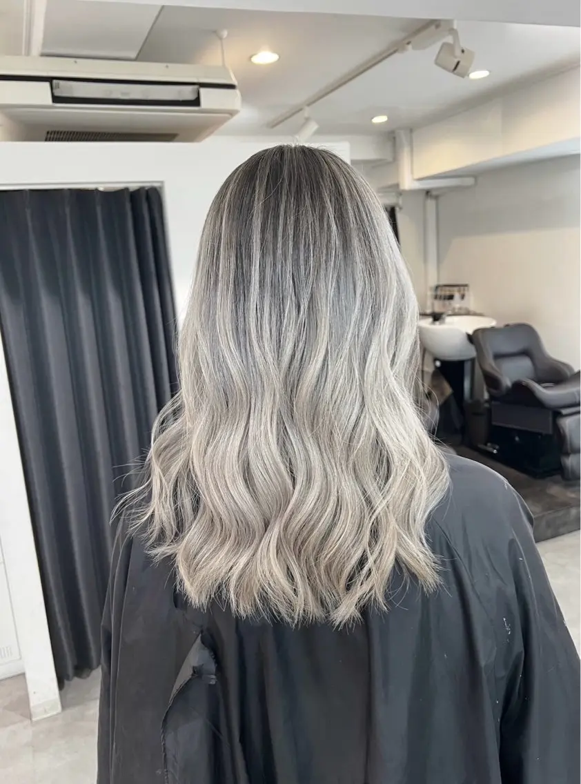 セミロング カラー バレイヤージュ シルバー ホワイトシルバー レイヤーカット 指名数No.1 /NAOYAのヘアスタイル