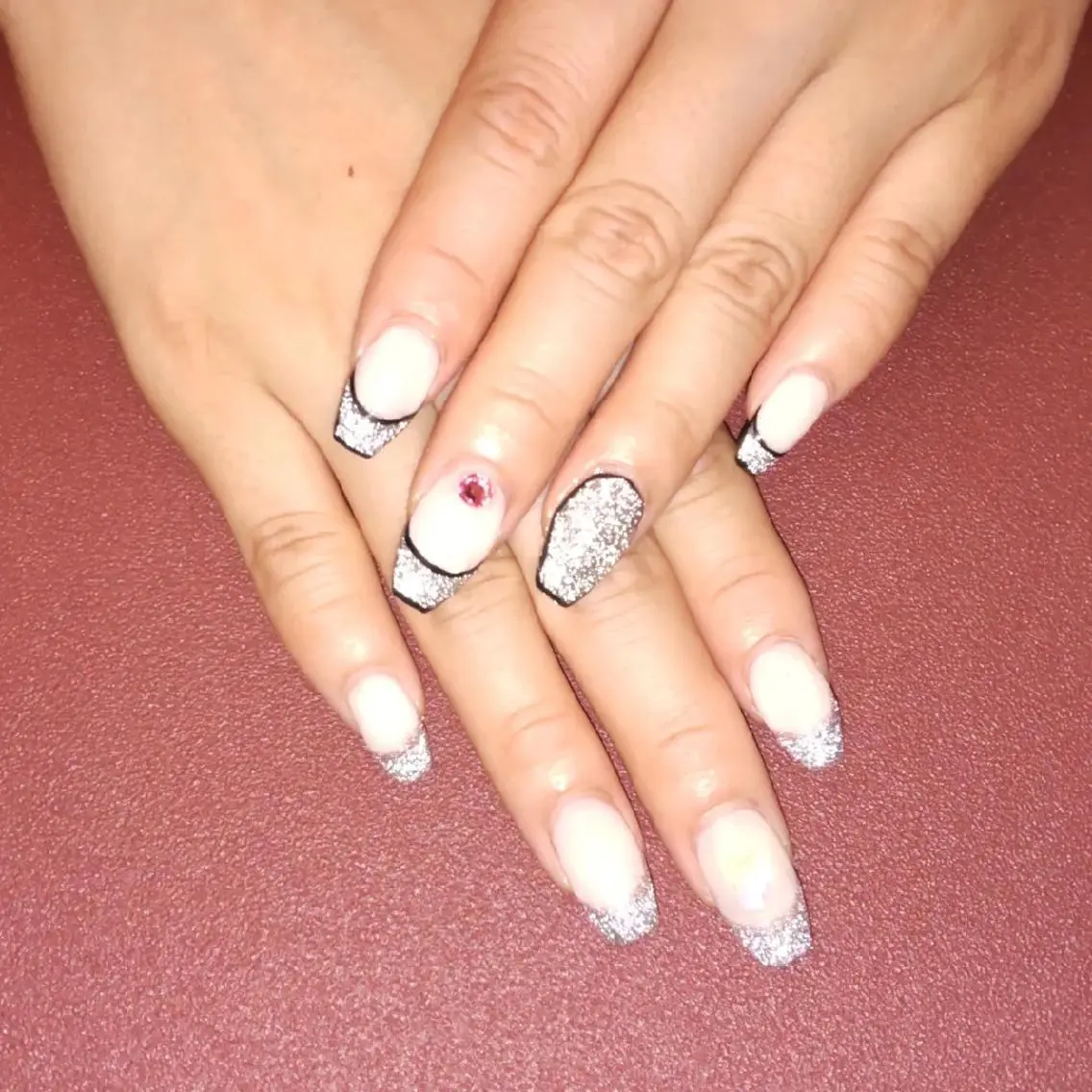 ミディアム ネイル 長さ出し フラッシュネイル フレンチネイル ジェルネイル キラキラネイル T&A nailのネイルデザイン