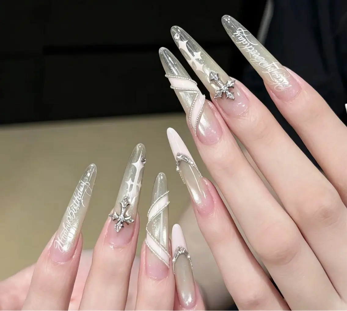 ネイル フラワーネイル フレンチネイル ガーリー キラキラネイル 韓国ネイル ハンドネイル ハンドケア Ami Meliaのネイルデザイン