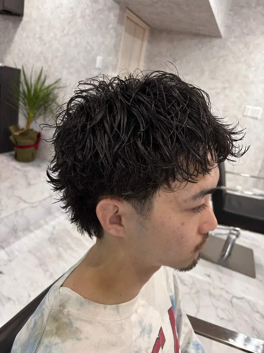 ショート パーマ メンズ センターパート メンズパーマ ショートヘア Men's Rico Chihayaのヘアスタイル