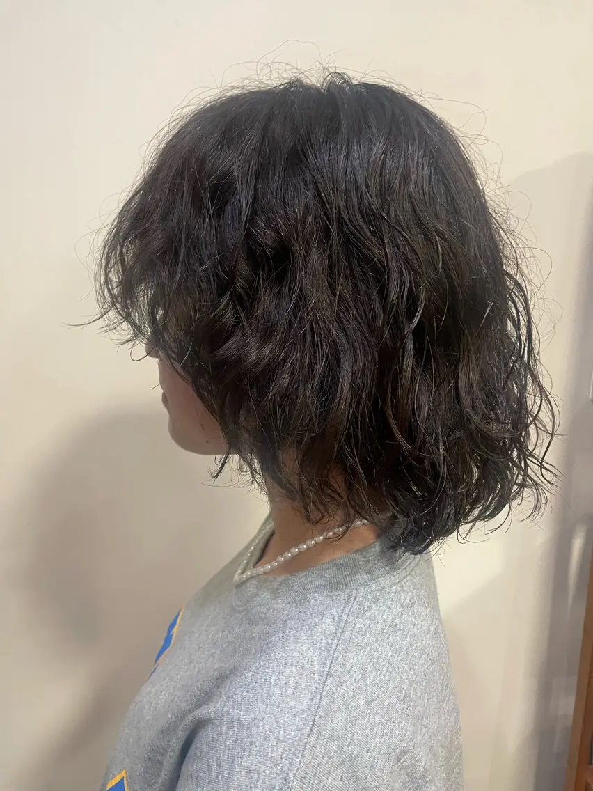 ミディアム カラー パーマ ミディアムパーマ 黒髪 ナチュラルブラック 浅岡 昭汰のヘアスタイル