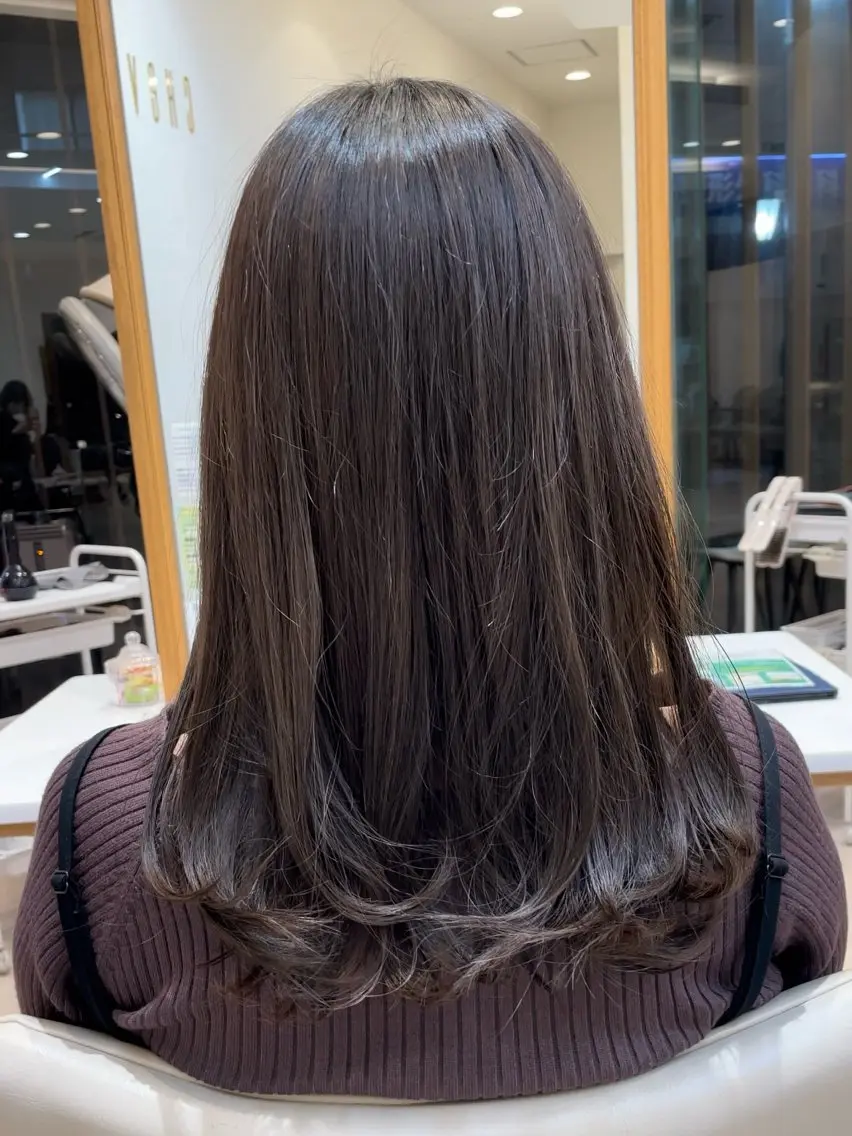 セミロング カラー グレージュ ネイビーカラー レイヤーカット トリートメント クリスマス カット ヘアカラー トリートメント ヘッドスパ 髪質改善ケア/透明感 カラー伊藤 千尋のヘアスタイル
