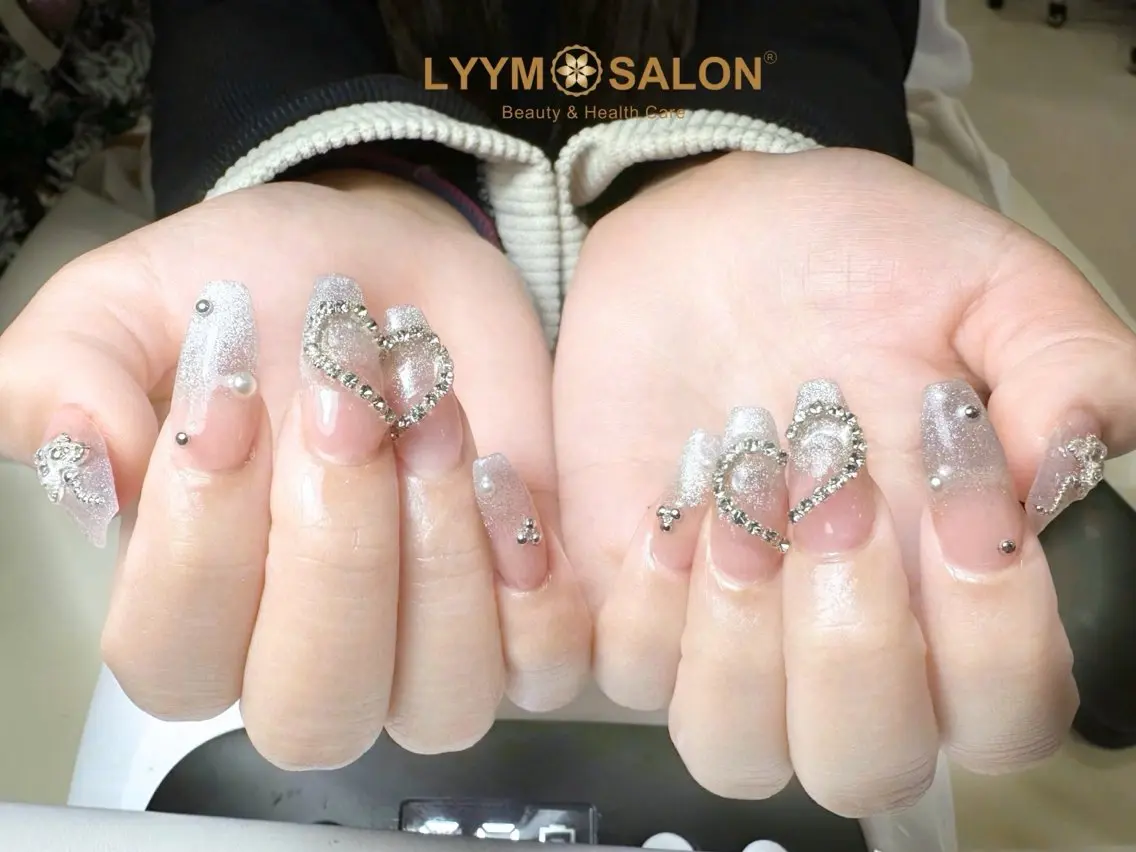 ネイル 長さ出し ラメ(グリッター) シルバー ハンドネイル LYYM Salonのネイルデザイン
