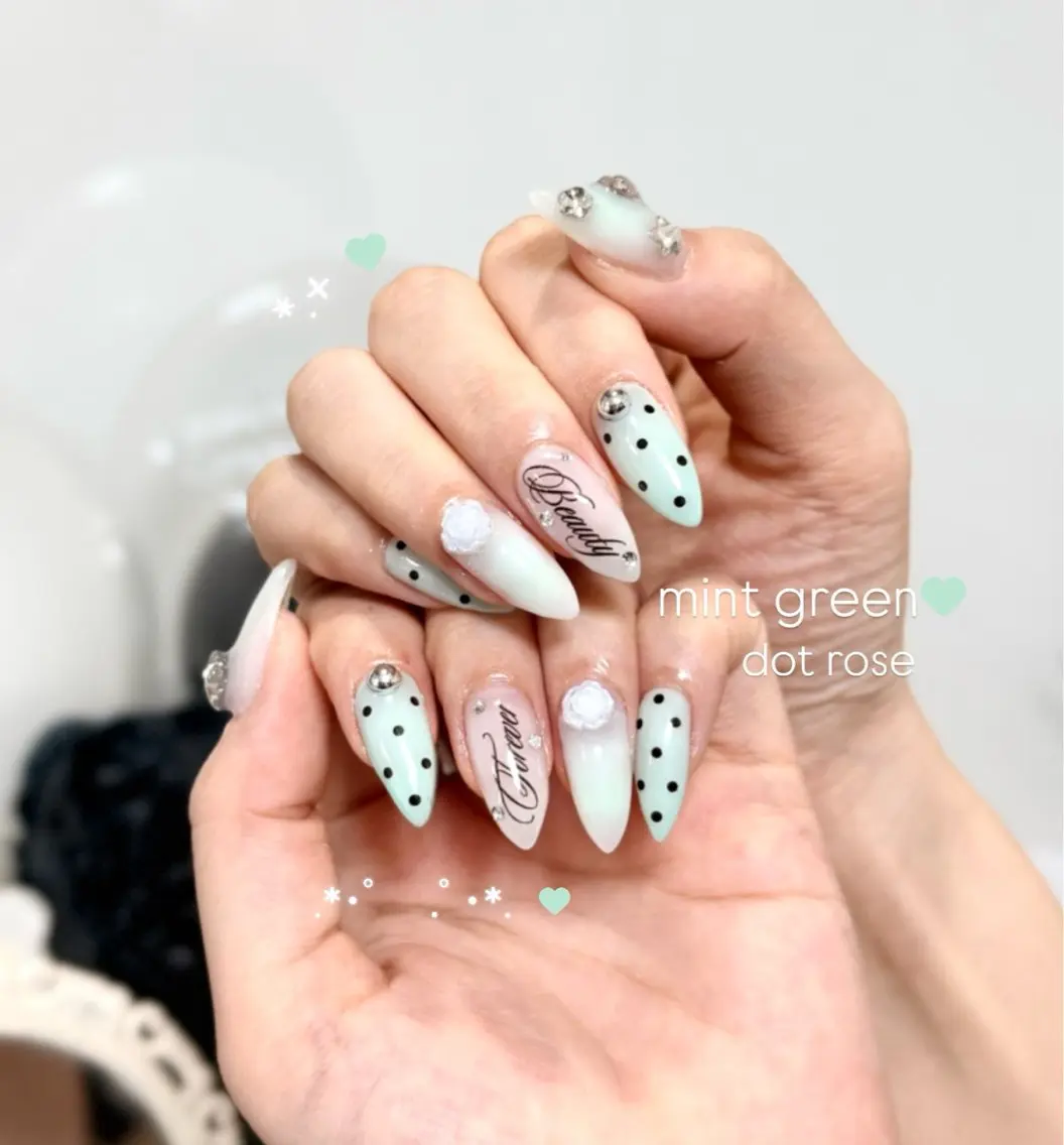 ネイル チークネイル グリーン ハート キラキラネイル ロングネイル ハンドネイル Blanche Ayaのネイルデザイン