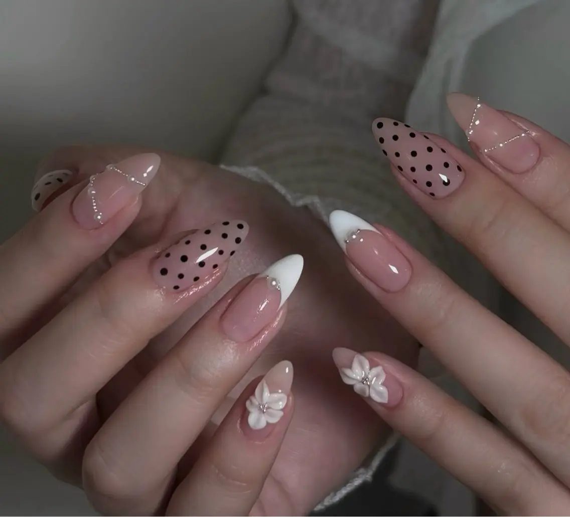 ネイル ガーリー キラキラネイル 韓国ネイル ロングネイル シンプルネイル ハンドネイル Genie Mika Nailsのネイルデザイン