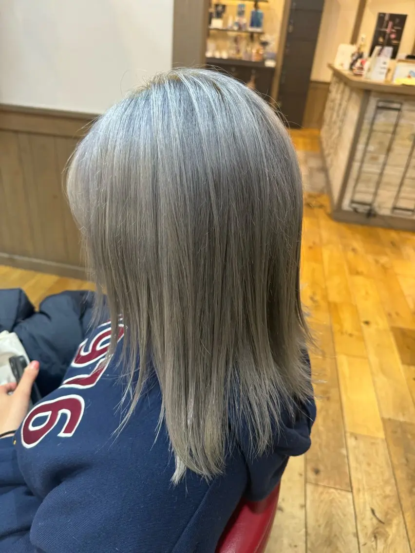 ミディアム カラー シルバー ヘアカラー TJ天気予報5mm 森　瑞希のヘアスタイル