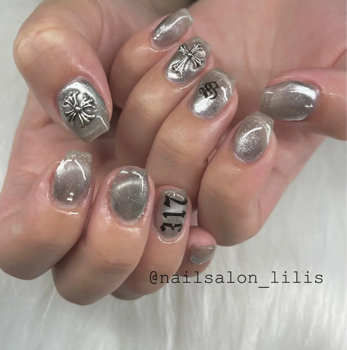 ネイル グラデーション ミラーネイル nailsalon Lilisのネイルデザイン