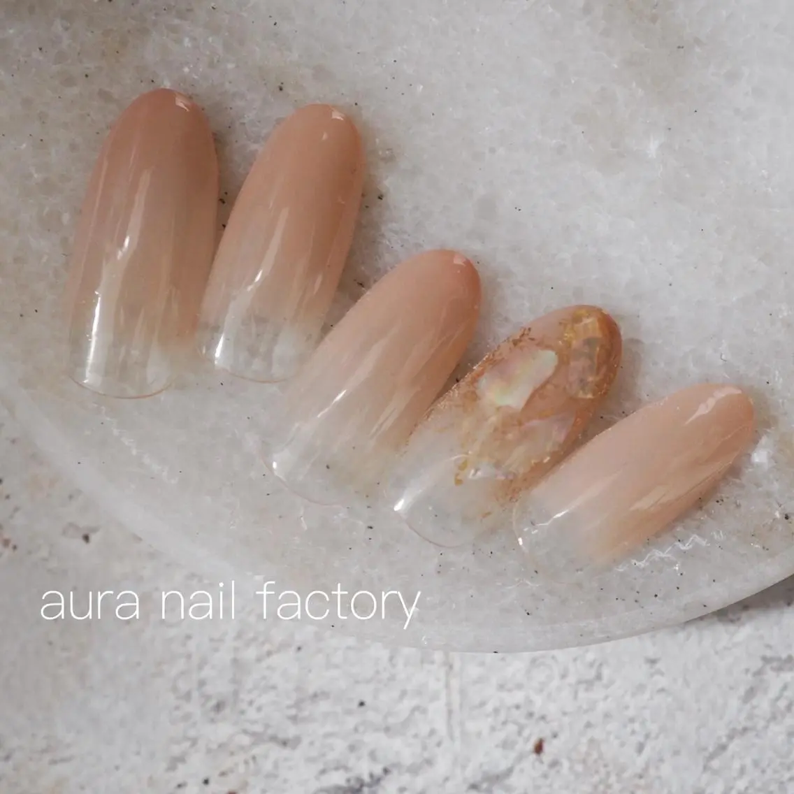 ショート カラー メンズ ネイル グラデーションカラー グラデーション オフィスネイル 赤色 シンプルネイル 赤羽 aura 深爪矯正 自爪育成のネイルデザイン